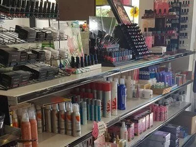 Scaffali con forniture professionali per estetica e cura della persona